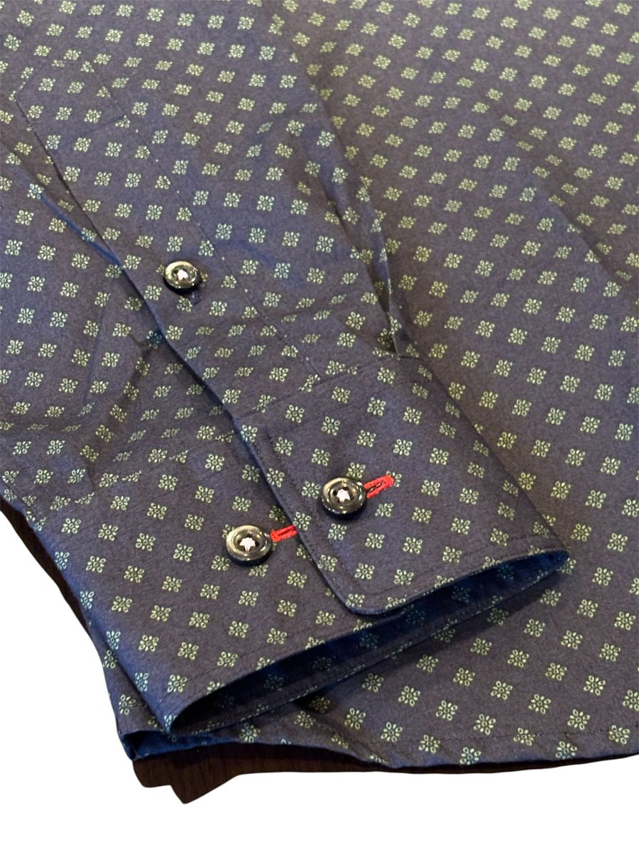 nevertrust_usc's tweet image. こちらは新入荷の、小紋柄シャツ。ネイビー地にグリーンの小花模様が映える一枚です。
小丸（ショートラウンド）襟のさりげないかわいらしさと、隠しボタンダウンのディテールが、カジュアルからクラシックな着こなしまで幅広く引き立てます。

nevertrust.thebase.in

#nevertrust
#ネバートラスト