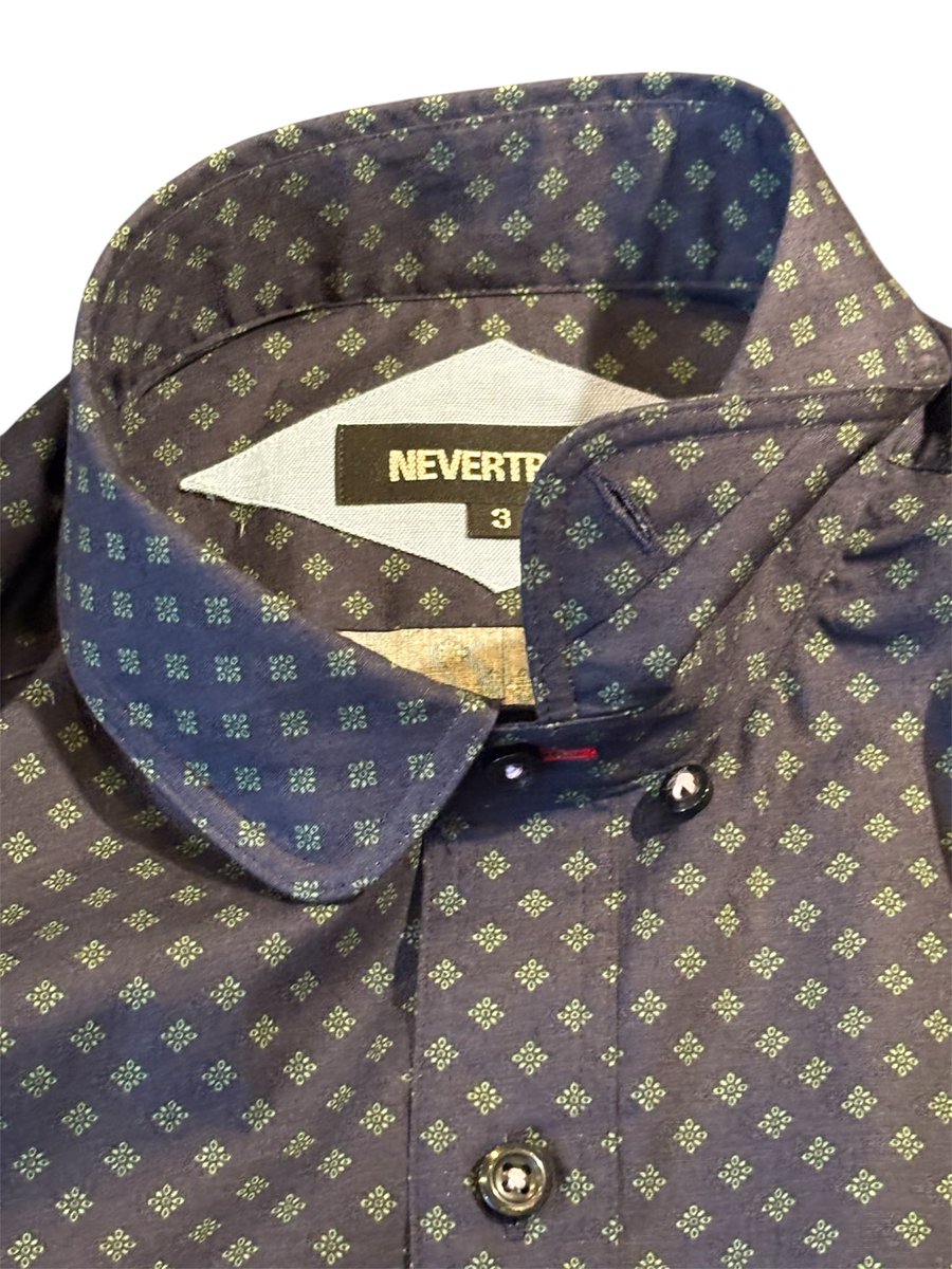 nevertrust_usc's tweet image. こちらは新入荷の、小紋柄シャツ。ネイビー地にグリーンの小花模様が映える一枚です。
小丸（ショートラウンド）襟のさりげないかわいらしさと、隠しボタンダウンのディテールが、カジュアルからクラシックな着こなしまで幅広く引き立てます。

nevertrust.thebase.in

#nevertrust
#ネバートラスト
