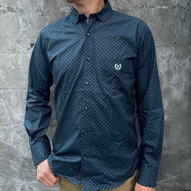 nevertrust_usc's tweet image. こちらは新入荷の、小紋柄シャツ。ネイビー地にグリーンの小花模様が映える一枚です。
小丸（ショートラウンド）襟のさりげないかわいらしさと、隠しボタンダウンのディテールが、カジュアルからクラシックな着こなしまで幅広く引き立てます。

nevertrust.thebase.in

#nevertrust
#ネバートラスト