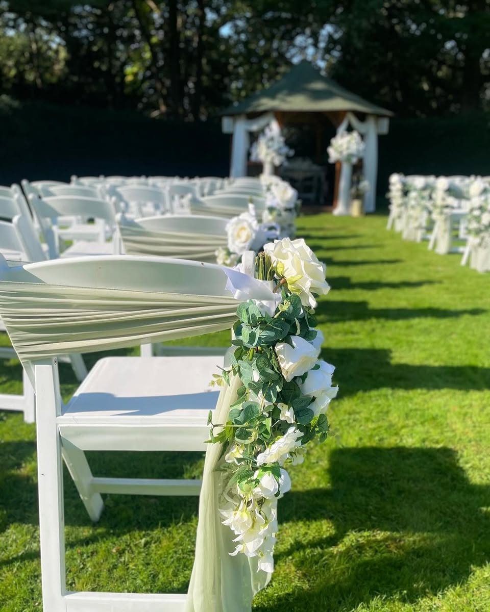 Who says early autumn weddings can’t be picture-perfect? ☀️ Gorgeous blooms, golden gardens, sunshine, and the happiest vibes made this day truly unforgettable. 🍂💍
TJ Designer Wedding Flowers Essex  - Venue styling
#autumnalwedding #weddingvibes #gazebowedding #gardenwedding