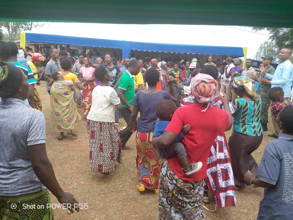 Umurenge wa Nyarugenge - Akarere ka Bugesera (@nyarugengebuges) on Twitter photo #Birikuba
Mu murenge wa <a href="/NyarugengeBuges/">Umurenge wa Nyarugenge - Akarere ka Bugesera</a> kubufatanye na <a href="/RippleEffectNGO/">Ripple Effect</a> turi gusoza icyumweru cya #GAD2025 aho twaremeye imryango itishoboye tuyitangira ubwisungane, abandi tubaha amatungo magufi, imbabura zirondereza ibicanwa,
Muri abo twafashije harimo n'abangavu babyaye. #Birikuba
Mu murenge wa <a href="/NyarugengeBuges/">Umurenge wa Nyarugenge - Akarere ka Bugesera</a> kubufatanye na <a href="/RippleEffectNGO/">Ripple Effect</a> turi gusoza icyumweru cya #GAD2025 aho twaremeye imryango itishoboye tuyitangira ubwisungane, abandi tubaha amatungo magufi, imbabura zirondereza ibicanwa,
Muri abo twafashije harimo n'abangavu babyaye.