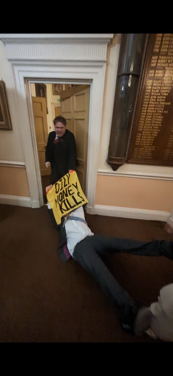 fossilfreeLDN's tweet image. When Trump says “drill baby drill” he signs up, eyes-wide-open, to kill baby kill. 

On Tuesday we disrupted the Republicans Overseas, highlighting that the Institute and Faculty of Actuaries find 4bn could lose their lives by 2050. 

Trump’s climate wrecking is mass murder.