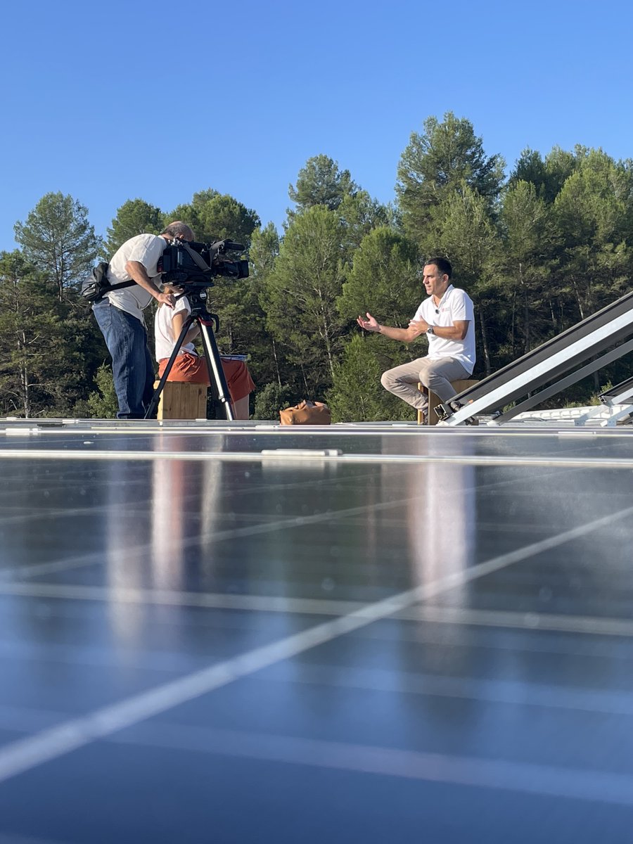 [cat]📺 Aquest cap de setmana sortirem als Telenotícies de TV3 <a href="/som3cat/">3Cat</a>!
Reportatge sobre energia solar des de casa nostra ☀️.
🎙 El nostre soci-director <a href="/manelromo/">Manel Romero</a> ha estat entrevistat per parlar del sector i del paper clau de l’autoconsum en la transició energètica.
