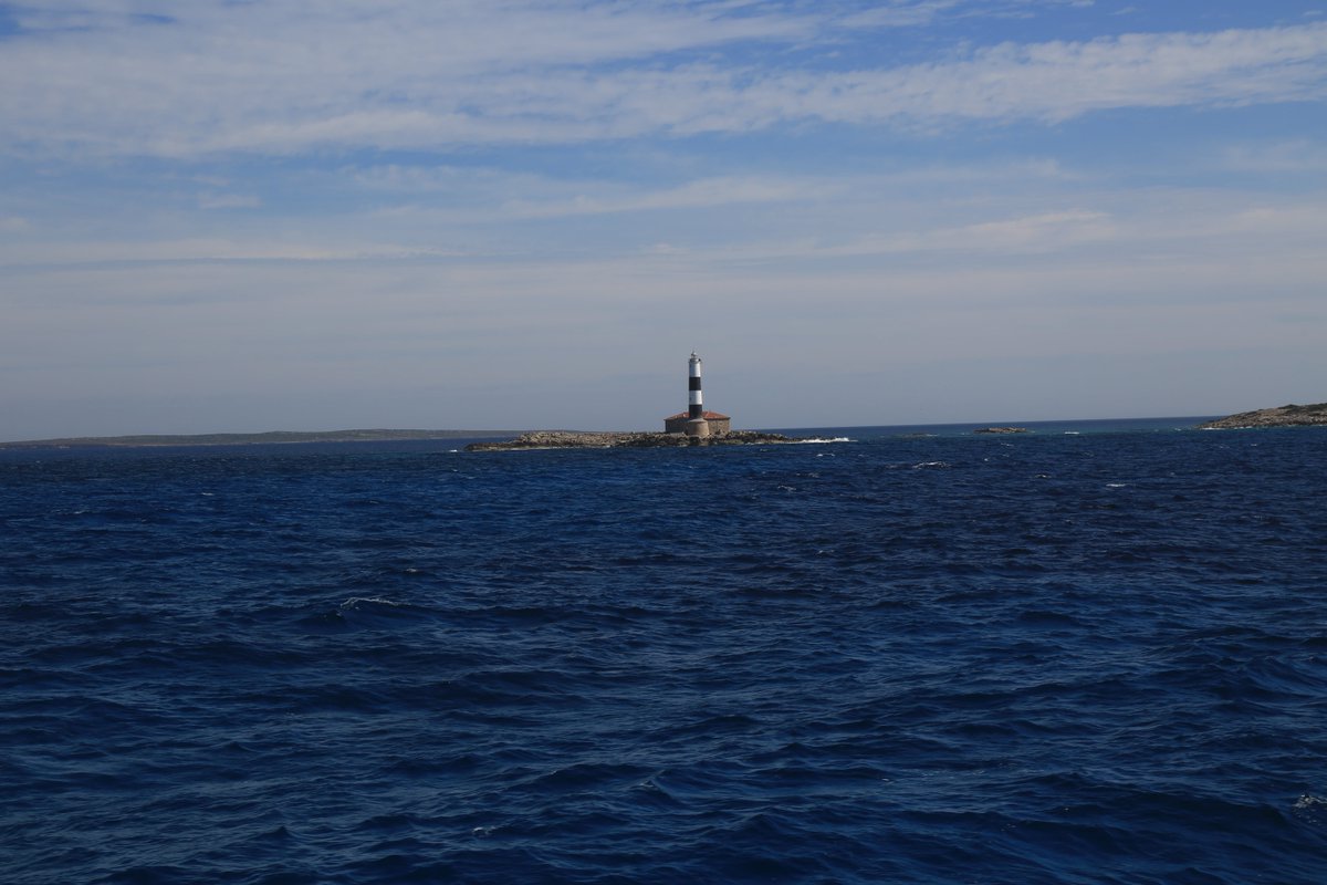 Far d’en Pou – Illa dels Porcs (#Formentera)

Massa a prop de la mar i construït amb marès, va patir desperfectes fins que el 1897 es va traslladar i reforçar amb pedra de Santanyí i una galeria subterrània.

#farsdebalears