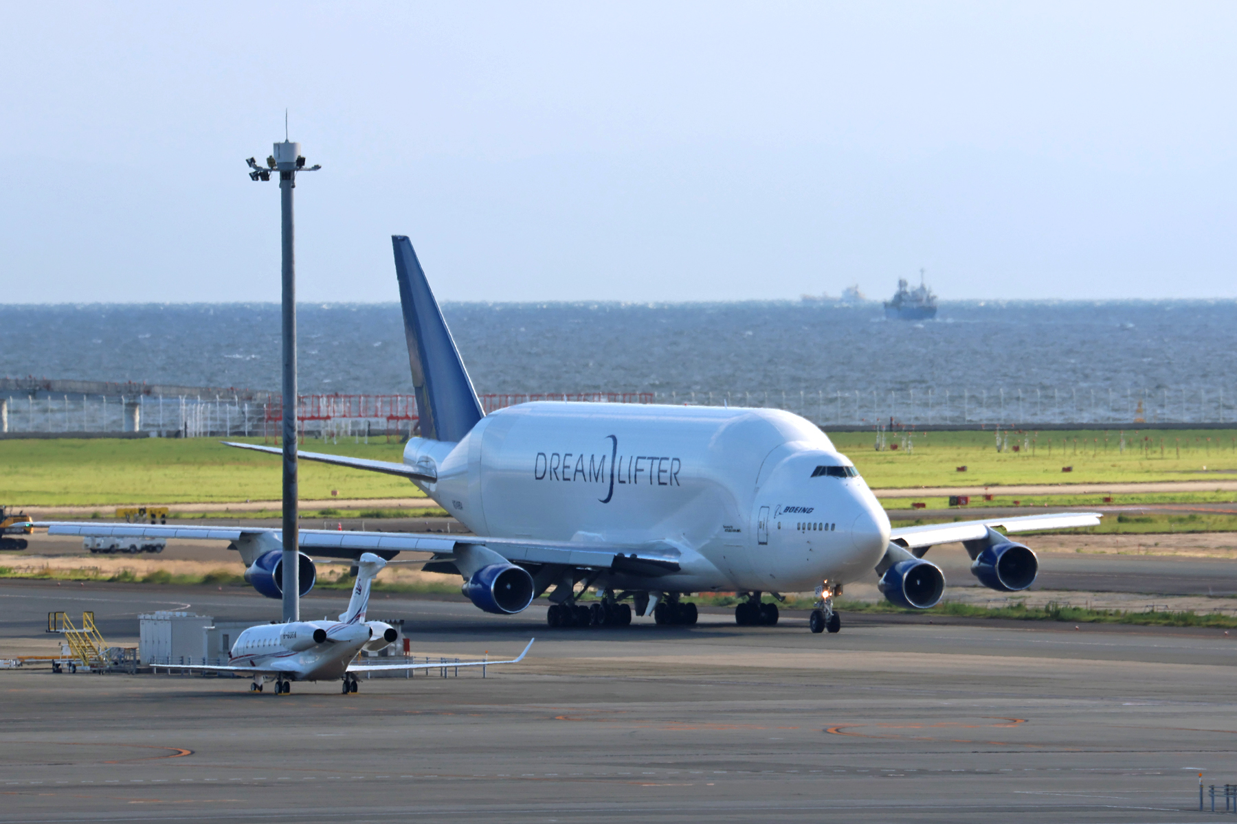 レアなドリームリフターがあなたのデスクに着陸 レアなドリームリフターがあなたのデスクに着陸 レアなドリーム