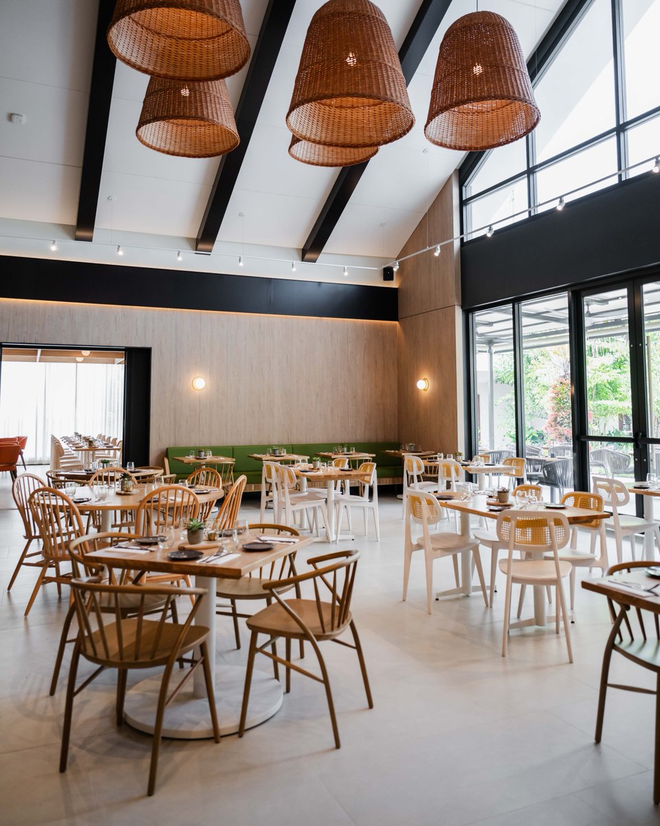 hillcross's tweet photo. La Pergola: Bespoke seating and furniture delivered on time, installed seamlessly for an international project. Designer: Black Box Design #HillCrossFurniture #FeatureProjectFriday #BespokeFurniture https://t.co/TnkUfvh2Uv
