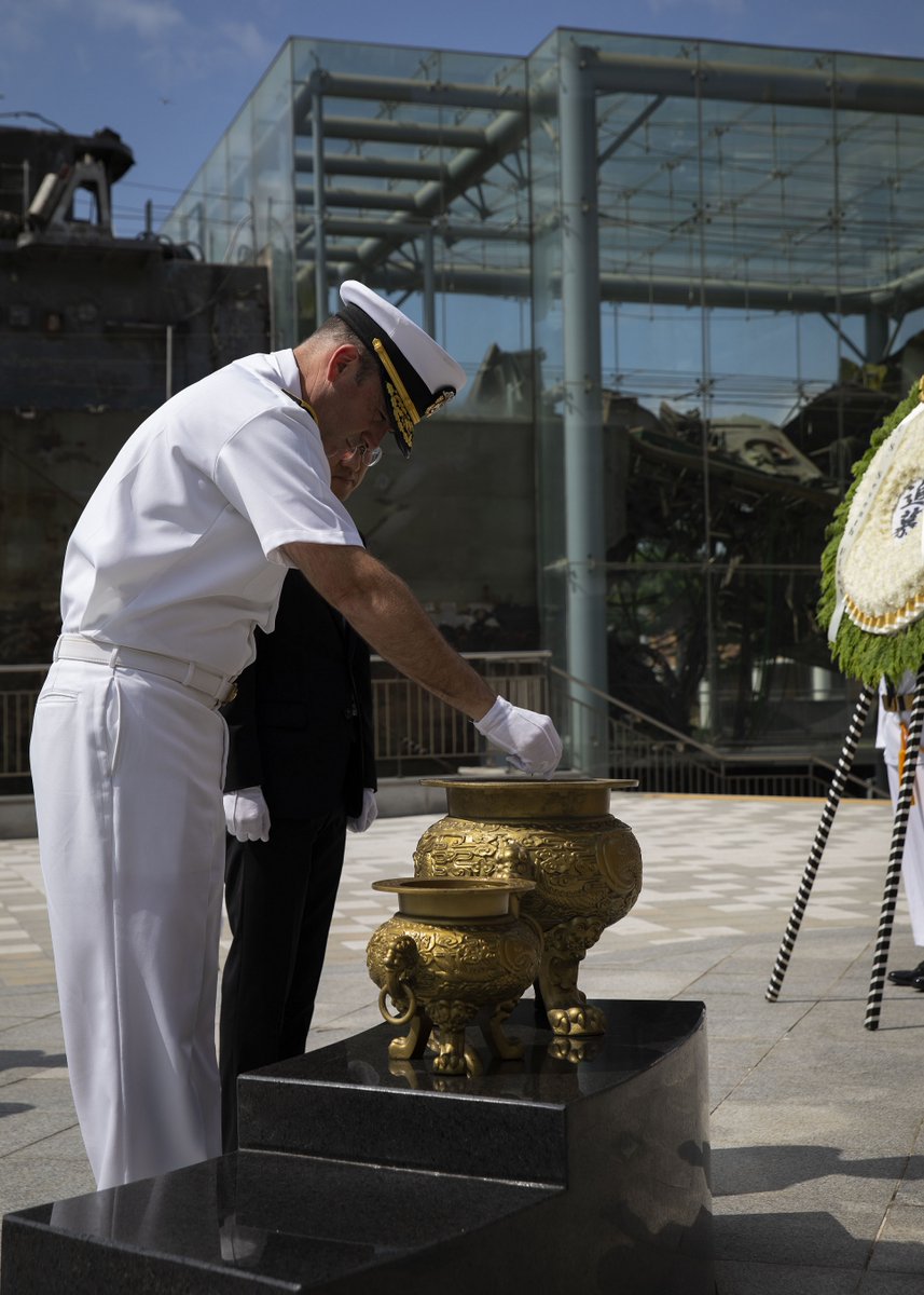 US7thFleet's tweet image. 🇺🇸🇰🇷 U.S. 7th Fleet & US Naval Forces Korea leadership honored the fallen during a visit to the Republic of Korea Navy corvette ROKS Cheonan (PCC 772) memorial.
#USNavy | #AlliesAndPartners