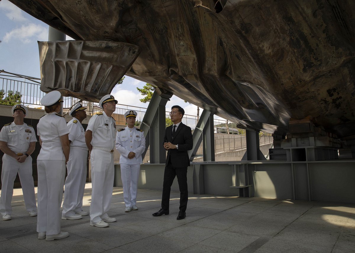 US7thFleet's tweet image. 🇺🇸🇰🇷 U.S. 7th Fleet & US Naval Forces Korea leadership honored the fallen during a visit to the Republic of Korea Navy corvette ROKS Cheonan (PCC 772) memorial.
#USNavy | #AlliesAndPartners