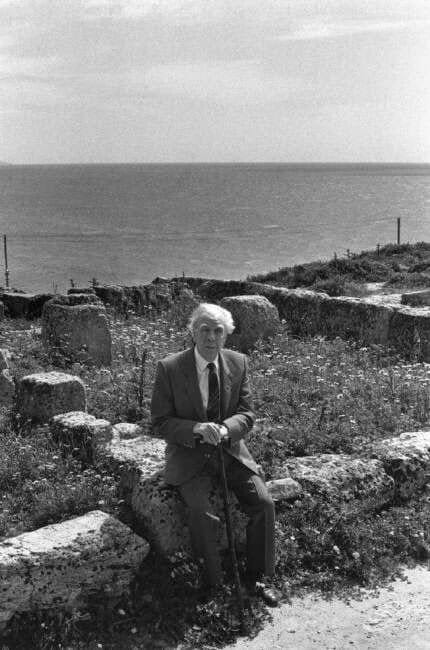 "Buscar la serenidad me parece una ambición más razonable que buscar la felicidad. Y quizás la serenidad sea una forma de felicidad".

- Jorge Luis Borges