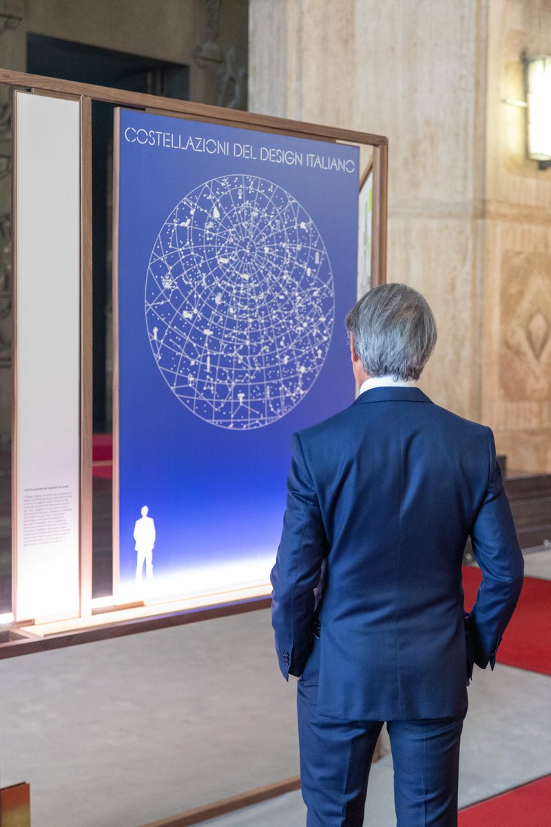 "FederlegnoArredo 80° | 1945-2025" è un tributo alla storia e all’identità della nostra filiera. La mostra, ospitata fino al 3 ottobre nell’atrio d’onore del #MIMIT raccoglie una serie di manifesti che ampliano l’universo visivo del francobollo dedicato alla Federazione.

#FLA80