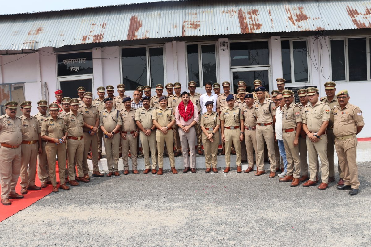 #SPSambhal <a href="/Krishan_IPS/">Krishan Bishnoi</a> द्वारा पुलिस लाइन बहजोई स्थित सभागार में ASP/CO चन्दौसी श्री अनुज कुमार चौधारी के गैर जनपद स्थानान्तरण होने पर आयोजित की गयी विदाई समारोह में स्मृति चिन्ह प्रदान कर उनके उज्ज्वल भविष्य की कामना कर शुभकानाएं दी गयी । 
#UPPolice