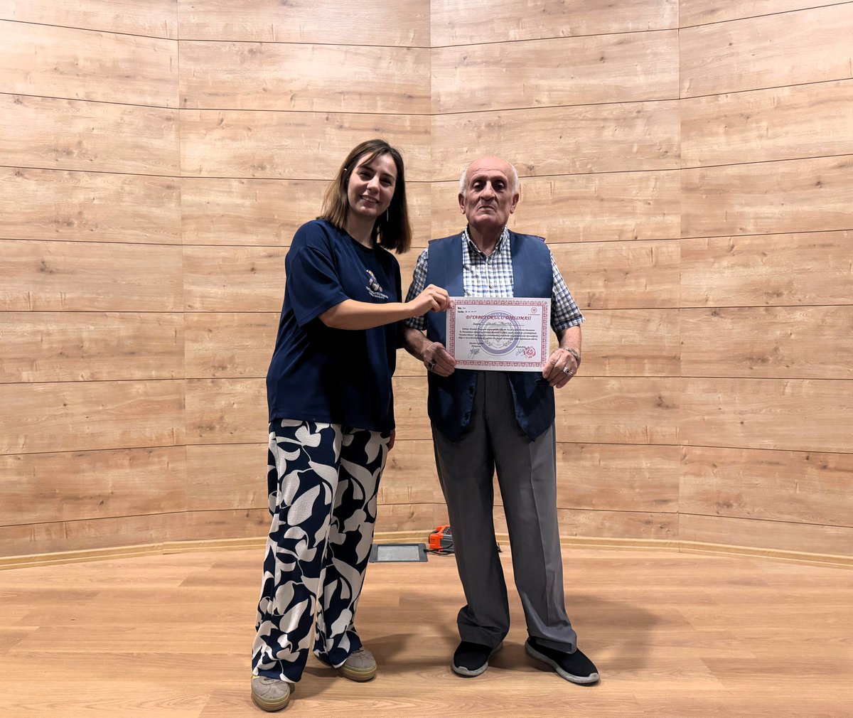 Gölcük Necati Çelik Devlet Hastanesi tarafından düzenlenen 40. Dönem Diyabet Okulu eğitimleri başarıyla tamamlandı. Eğitim programına katılan danışanlar, sağlıklı yaşam alışkanlıkları ve diyabetle mücadelede bilinçli adımlar atma konusunda bilgi ve beceriler kazanarak mezun oldu.