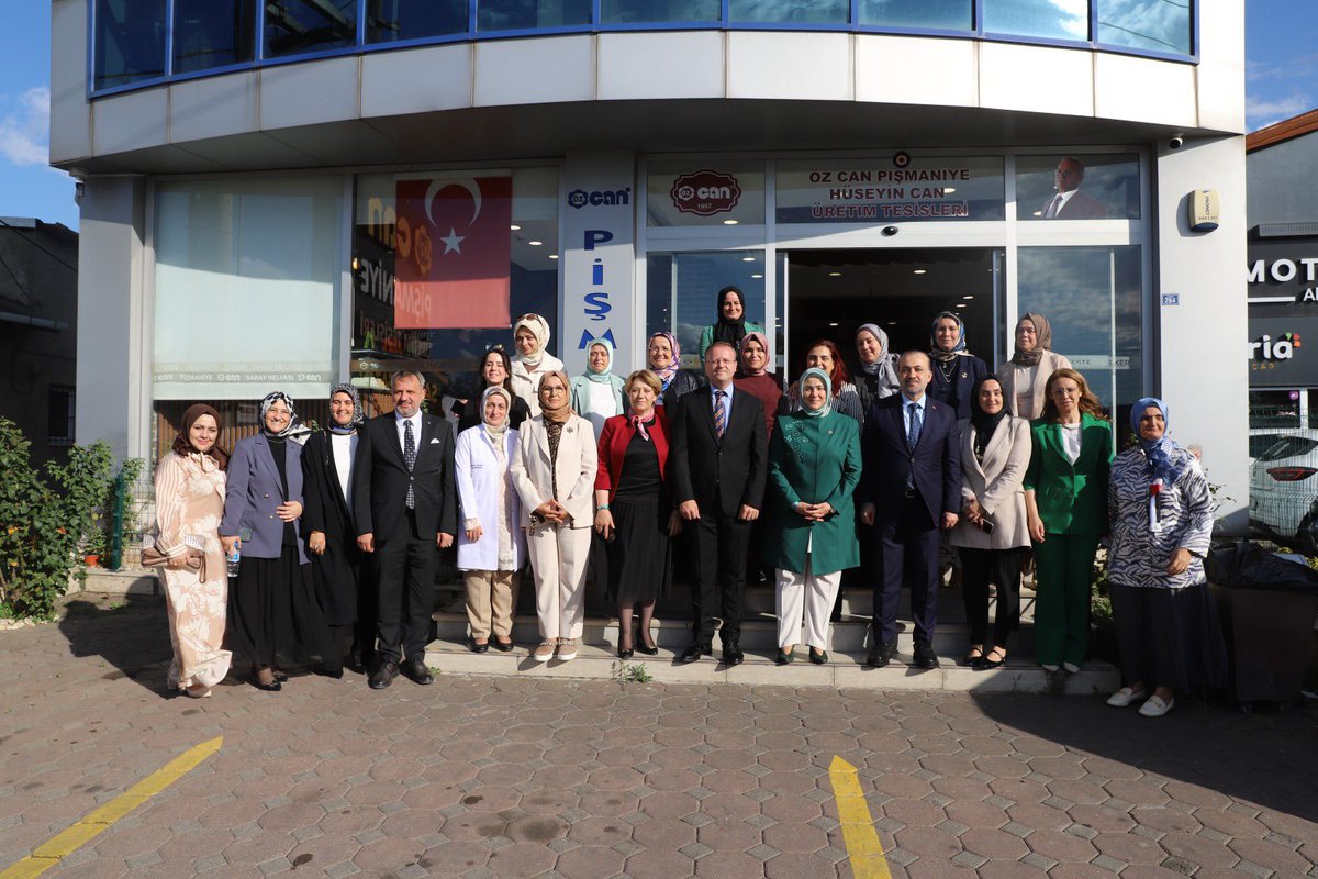 Genel Merkez Kadın Kolları Başkanımız Sn. Tuğba Işık Ercan ile birlikte Can Pişmaniye üretim tesisini ziyaret ettik.
Pişmaniyenin yapılışı ve üretim süreci hakkında bilgi aldık.

Bizleri samimiyetle ağırlayan işletme sahibi Murat Can Bey’e ve tüm emekçi personele teşekkür ederiz.
