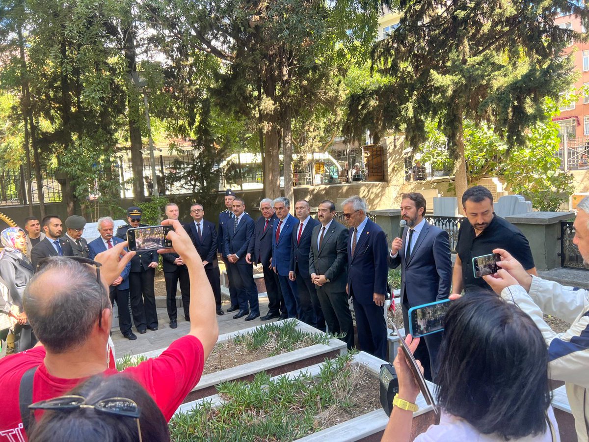 bakirkoymhp's tweet photo. 19 Eylül Gaziler Günü etkinlikleri kapsamında düzenlenen Çelenk Sunma Töreni ve Baruthane Şehitliği ziyaretine İlçe Başkanımız Sn. Turgut İnan ve İlçe Yöneticilerimiz katılım sağladılar.
19 Eylül #GazilerGünü Kutlu Olsun
"Gaziler Yaşayan Anıtlardır."
Gazi Mustafa Kemal ATATÜRK https://t.co/PgdtofQYvk