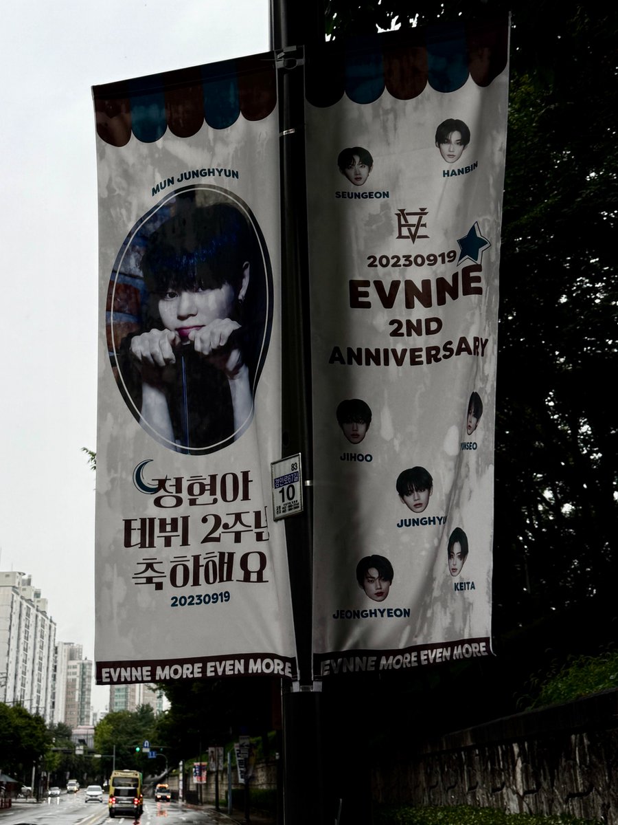 ✦ 𝙀𝙑𝙉𝙉𝙀 𝟮𝙣𝙙 𝘼𝙣𝙣𝙞𝙫𝗲𝗿𝙨𝗮𝗿𝘆 ✦ D-day

가로등 배너 광고 사진도 도착했습니다 .ᐟ.ᐟ
오늘 안타깝게도 비가 오지만, 꼭 보러 와 주세요🌙

많은 사랑과 관심 부탁드립니다 ✧₊˚

#EVNNE_DEBUT_2nd_Anniversary
#정현이랑_다음_케시키를_보러가자
#EVNNE #이븐 #문정현 #MUNJUNGHYUN