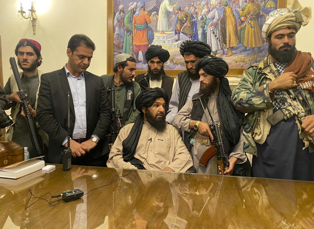 وزير الدفاع الباكستاني خواجة آصف:

"أقول دون أي غموض: أفغانستان بلد معاد."