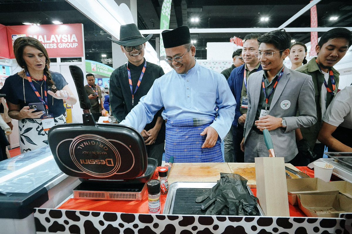 Hari ketiga Pameran Halal Antarabangsa Malaysia (MIHAS) di MITEC, saya berkesempatan mengunjungi Pavilion Selangor serta menyantuni para peniaga dan pempamer yang mengambil bahagian di Reruai Usahawan MIHAS.

Saban tahun, Selangor tidak pernah ketinggalan menyertai MIHAS. Tahun