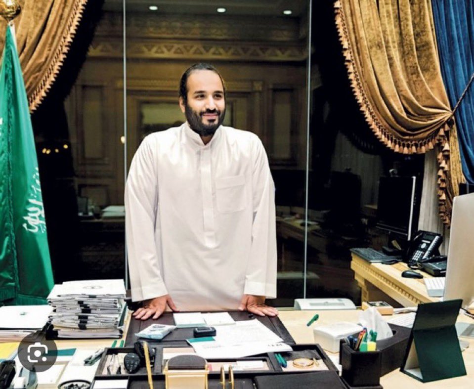 بفضل الله عز وجل رُزقنا برجل عظيم يقود وطن وشعب عظيم ، لاتنسونه من دعواتكم في هذا اليوم الفضيل ، يد تقود الوطن في عجلة التنميه ويد تحمي حدود الوطن من مؤامرات في وقت صعيب ، اسال الله العظيم رب العرش العظيم ان يحفظ الملك سلمان وولي عهده الأمين الأمير محمد بن سلمان ويسدد خطاه💚🇸🇦