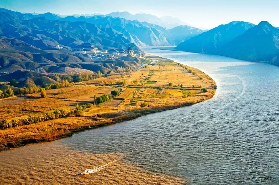 The Yellow River flows 397 kilometers through Northwest China's Ningxia Hui autonomous region, making it an area of beautiful scenery and abundant agricultural resources. 

Ningxia's water town style, formed by the irrigation of the Yellow River, makes it similar to Jiangnan —
