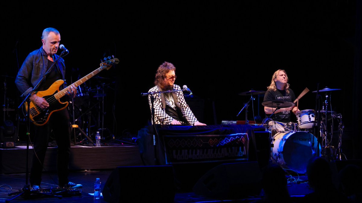 Tonight at The Bloomsbury Theatre in London is the last night to see Andy Lewis <a href="/darbytodd/">Darby Todd</a>  &amp; I support Luke Morley <a href="/luzmor01/">LukeMorley1</a> until we play our own shows at the end of October
williedowling.com/shows/
After that, just silence as I return to my first love of doing nothing at all