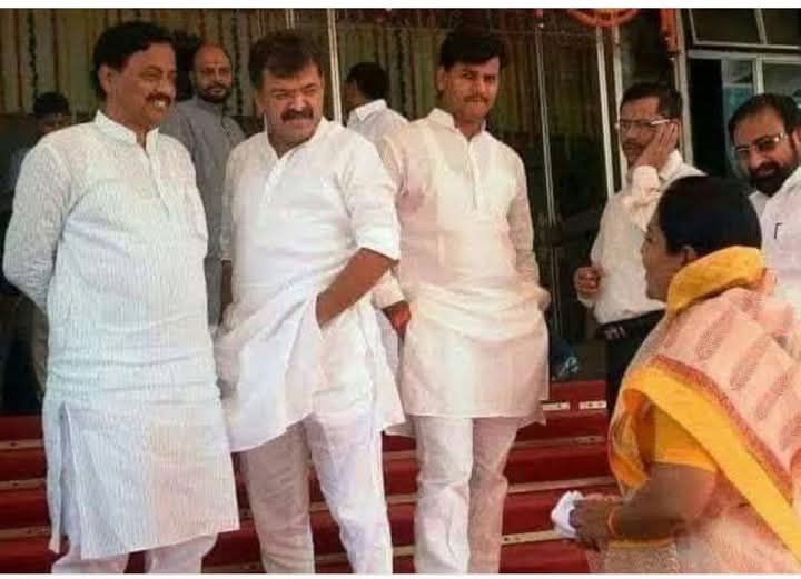yadujavalkar's tweet photo. वागायची संस्कृती शिकवताना जितेंद्र आव्हाड... https://t.co/kjvMJnWhbD