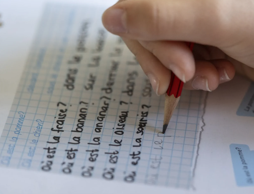 BurkhardtPhilip's tweet photo. Der #Bundesrat will die Kantone - falls nötig - verpflichten, #Französisch in der #Primarschule zu unterrichten.
Er zeigt sich "beunruhigt über die Entscheide von Deutschschweizer Kantonen, den Unterricht der zweiten Landessprache auf die Oberstufe zu verschieben". (1/4) https://t.co/EKZSw4Wa96