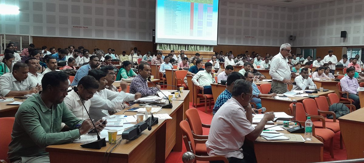 ಈ ದಿನ  ಜಿಲ್ಲಾ ಪಂಚಾಯತ್  ಸಭಾಂಗಣದಲ್ಲಿ ಮಾನ್ಯ ಮುಖ್ಯ ಕಾರ್ಯನಿರ್ವಾಹಕ ಅಧಿಕಾರಿರವರ ಅಧ್ಯಕ್ಷತೆಯಲ್ಲಿ   ಎಲ್ಲಾ  PDOs ರವರಿಗೆ  SBM  SHS ಅಭಿಯಾನ NREGA, Housing, NRLM DCB ಇತರೇ ವಿಷಯಗಳ ಪ್ರಗತಿ ಪರಿಶೀಲನಾ ಸಭೆ ನಡೆಸಲಾಯಿತು.
#SHS2025 
#swachhostav 
#ZP_Chamrajnagar 
#SBMG