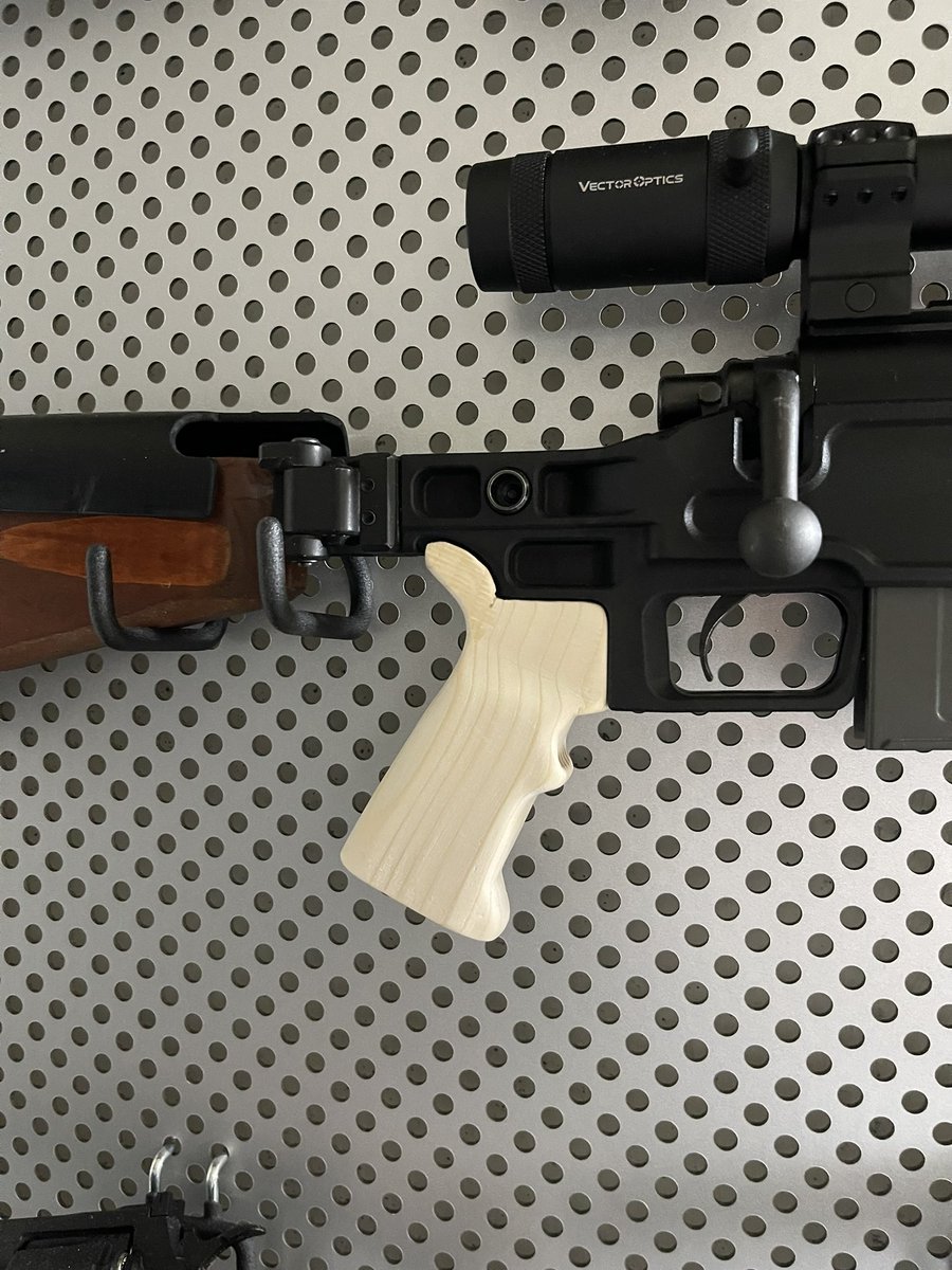 経過報告
削り、やすりがけ終了！

あとはボルトの固定穴を開けて
オイルステイン塗ってクリア吹いたら終わり〜＼(^^)／

フィッティングもほぼほぼオッケー
まだ仕上がってないのに既にニヤニヤしております笑