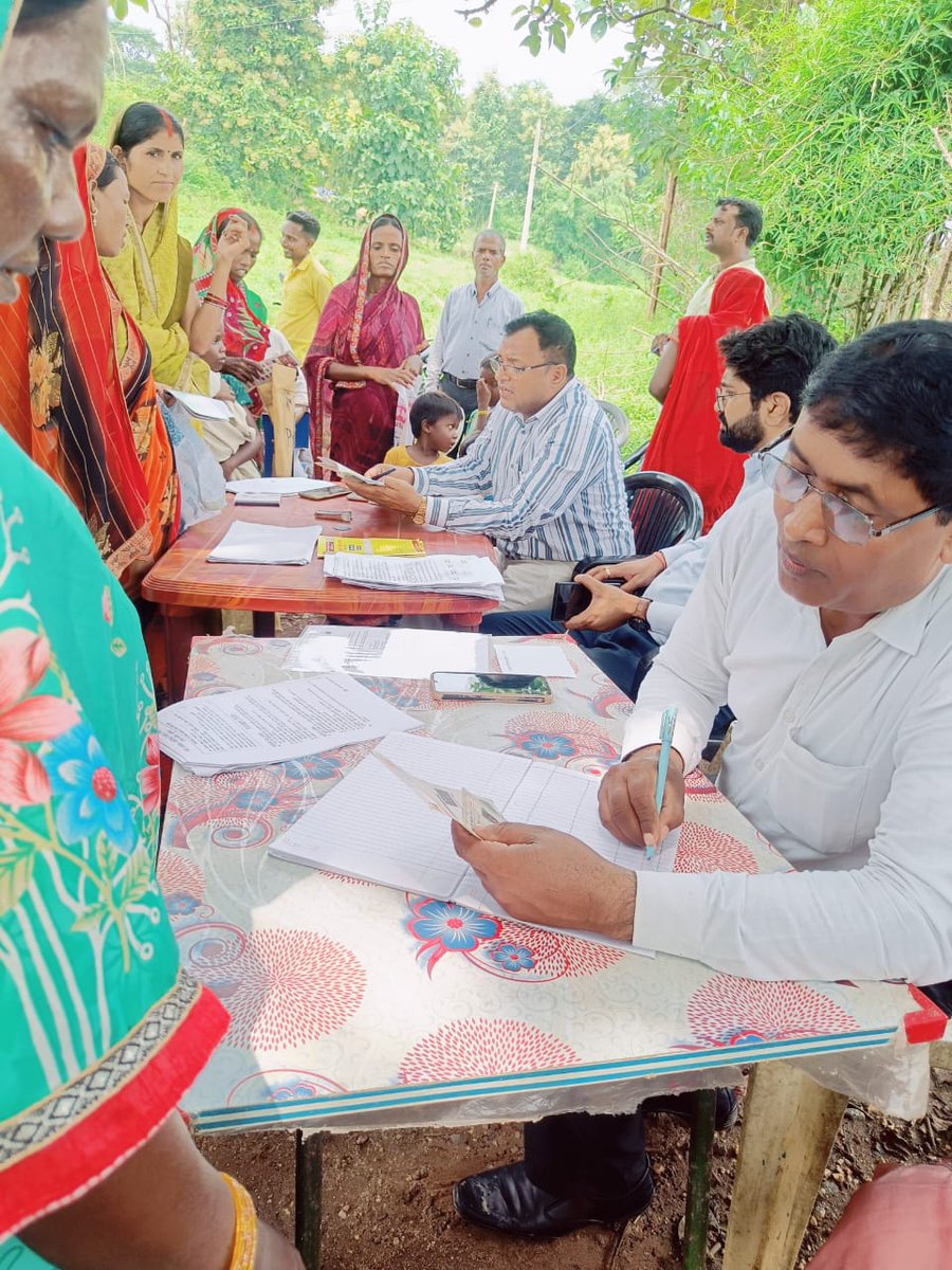 DC_Palamu's tweet image. उन्नति दुरस्थ आदिवासी योजना&quot;UDAY&apos; के तहत आज जिले के विभिन्न प्रखंडों में कैंप का आयोजन कर पीवीटीजी समुदायों के बीच सभी महत्वपूर्ण दस्तावेजों का वितरण किया जा रहा है।