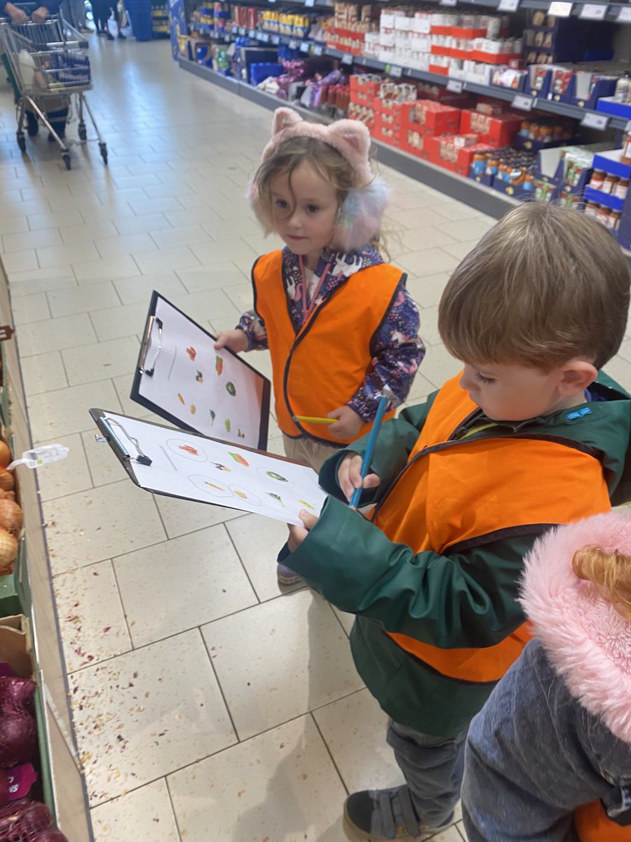 wlbeyc's tweet image. We have been learning about different fruit and vegetables. Thank you to Lidl Bathgate for welcoming us to their shop to find the food on our checklists. We had a great visit. #communitylearning #beycliteracy #sortandmatch #simoa