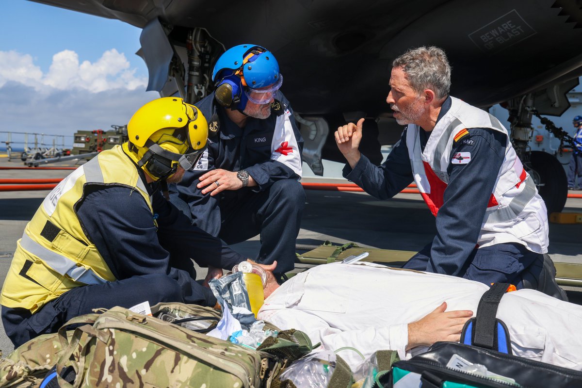 Royal Navy tweet media