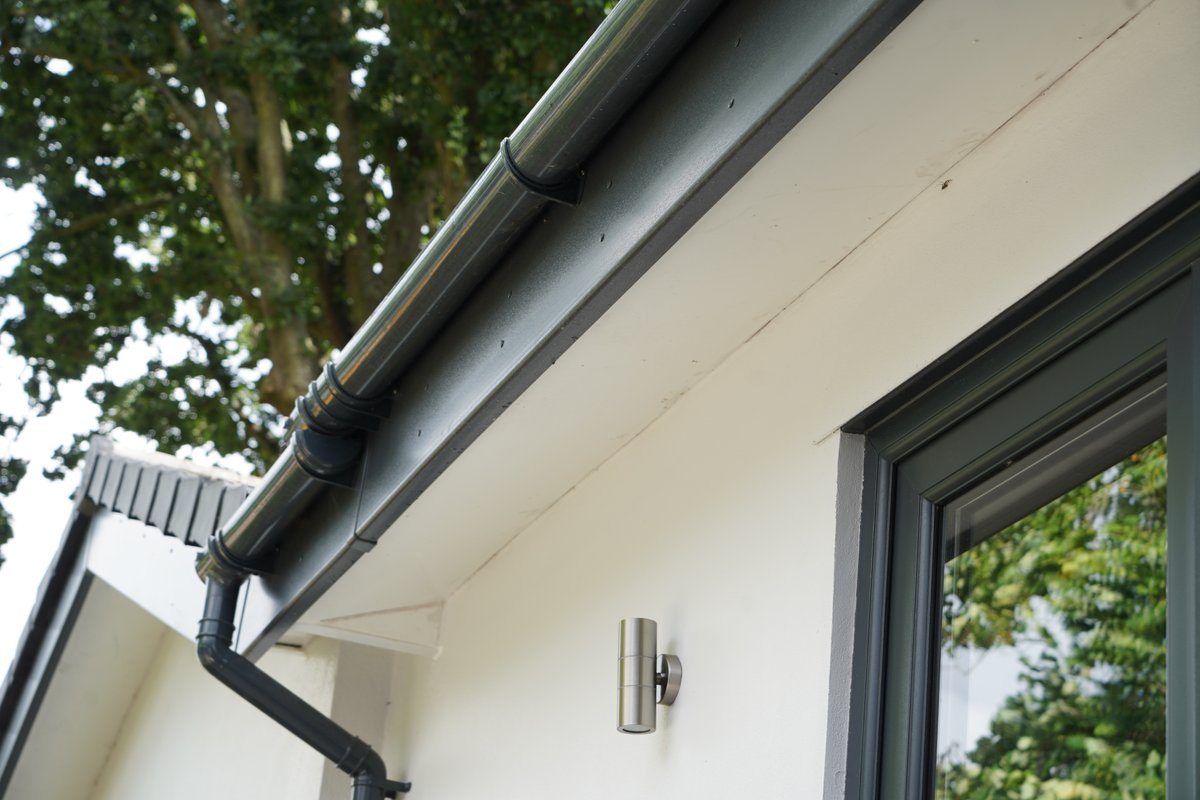 PPWGroup's tweet photo. Homeowners are wanting more than just white gloss. 

From subtle foils to bold neutrals, Freefoam’s colour-matched window boards and trims meet modern design trends and technical demands – with stock ready when you need it. 

https://t.co/JyUmbSj8WB

#freefoamsupplier https://t.co/p5nEElvyir