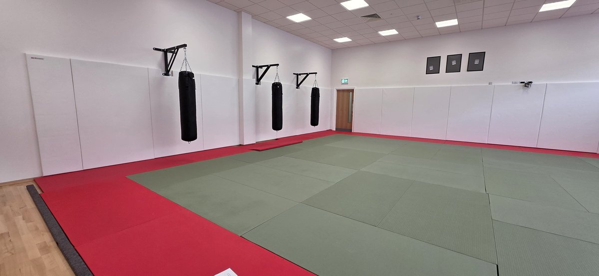 contisports's tweet image. Complete fit out of two marital arts rooms at our Jersey project. Judo and Jiu Jitsu dojos with matting, wall padding, column padding and punchbags on brackets. Looking amazing! #OneStopShop continentalsports.co.uk/indoor-sports/…