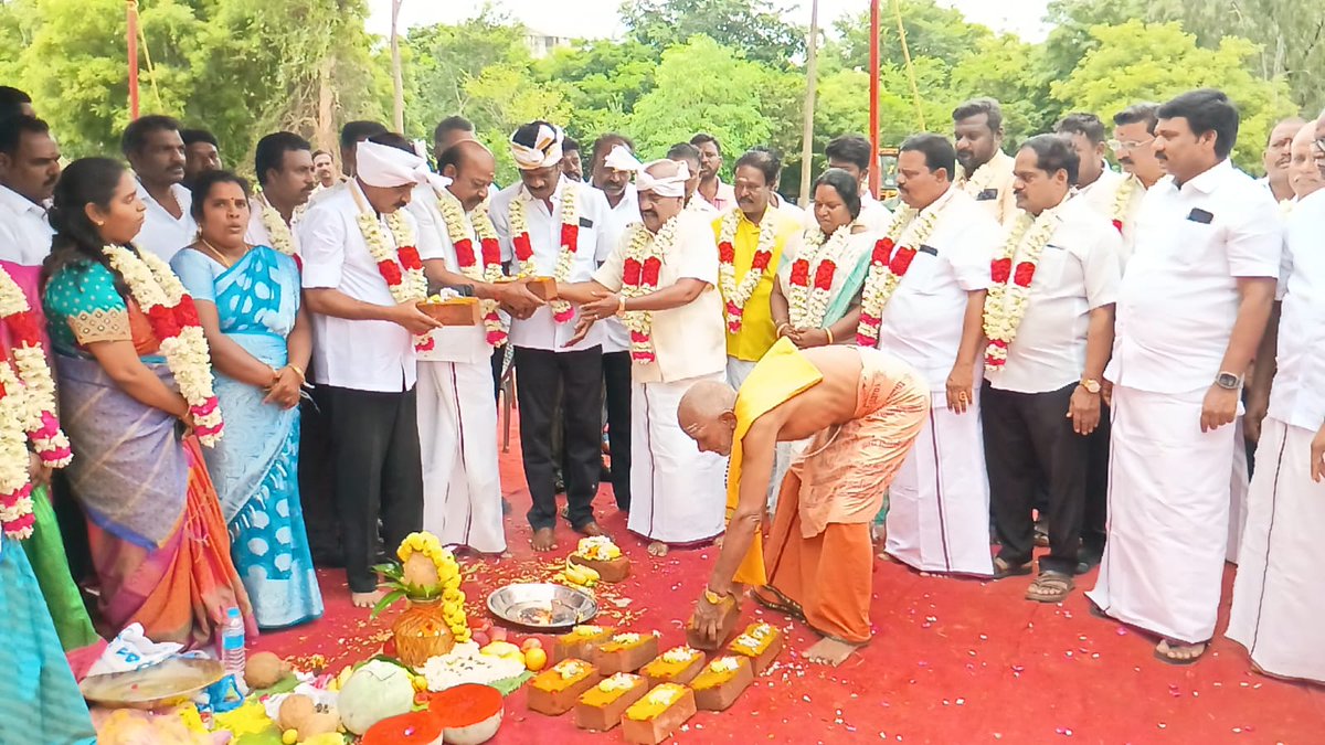 SivakumarState's tweet image. தமிழ்நாடு அரசு வேளாண்மை- உழவர் நலத்துறை வேளாண்மைத்துறை சார்பில் மயிலம் ஊராட்சி ஒன்றிய அலுவலக வளாகத்தில் ஒருங்கிணைந்த வேளாண்மை விரிவாக்க மையம் கட்டிட அடிக்கல் நாட்டு விழாவில் கலந்து கொண்டு அடிக்கல் நாட்டி பூஜையை துவக்கி வைத்தேன்...