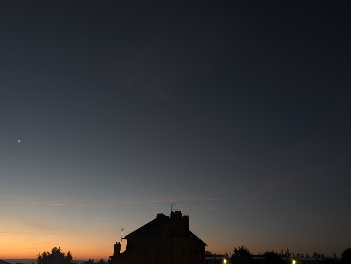 Petit croissant de Lune, accompagné de Vénus ( occultation vers 14h ~ Paris )
Accompagner de Jupiter et Sirius sur la 3eme