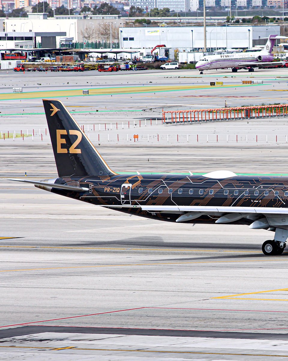 dasgonaviation's tweet photo. Recordando una de las visitas más raras y a la vez, más llamativas en BCN; éste E2 test de la fábrica de @embraer con la livery "Profit Hunter"🇧🇷

@Spottersbcn 
#aviation #spotting #barcelona #embraer #e2 #profithunter #taxiing #passion https://t.co/BflqCrjzGU