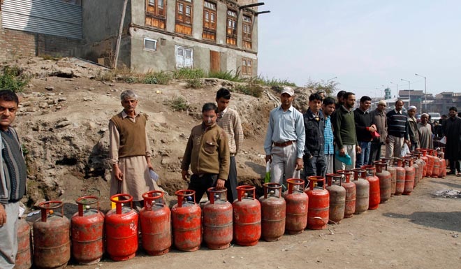 SirohiGulshan's tweet image. Once upon a time, people had to stand in line for #GasCylinders, now stand in queue for #AppleiPhone 17 series; we’ve truly come a long way.

These all are only from Upper Class- Swarn Castes &amp;amp; not from SC, ST &amp;amp; OBCs❓

#AppleEvent #IPhone17Series #IPhone17 #iPhone17india #iPhone