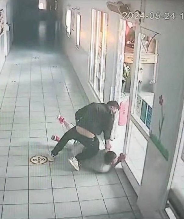 Ankara’da MEB’in uygulama okulunda Down sendromlu bir çocuğu darbeden sözde öğretmen Mücahit Mert H’nin, başka bir ilçeye “özel eğitim hizmetleri bölüm başkanı” olarak atandığı ortaya çıktı. 

(BirGün - Semra Kardeşoğlu)
