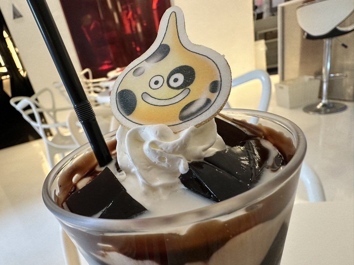 Decided to visit ARTNIA to celebrate my birthday for lunch today!

They have a retro-cafe themed Dragon Quest collab menu until October 31st, so I grabbed a drink from that.

コマンド？
「たべる」

いただきます!