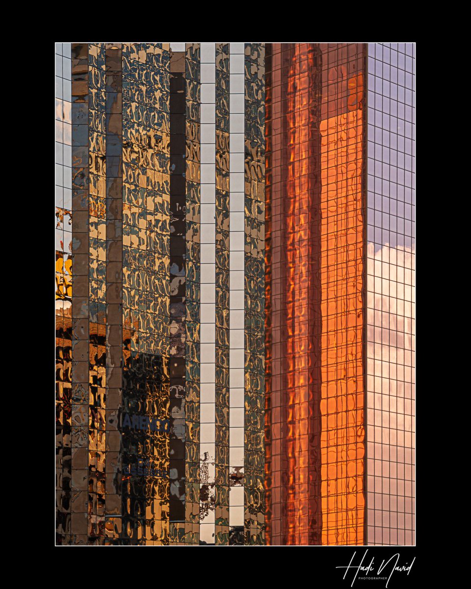 hnavid's tweet image. #One_photo_per_day  #هر_روز_یک_عکس

Dusk, diced by glass—order collides with color. Dubai.
📷 Nikon D2x

#UrbanReflections #Dubai #Cityscape #ArchitecturePhotography #AbstractReflection #NikonD2x #انعکاس #معماری_مدرن