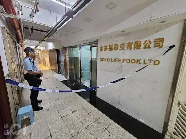 #香港黃金大劫案#
📍紅磡富恆工場被搶約 65公斤黃金（含金條、金磚及金粉），估值約 5,700-5,900萬港元；另失現金約 3萬港元。
 警方於9月17-18日在全港多區拘捕 13人，涉嫌盜竊及協助罪；失竊黃金已全數追回，無人受傷。
初步懷疑幕後主謀為黃金工場合伙人之一，疑因合夥糾紛引發此案。#hknews