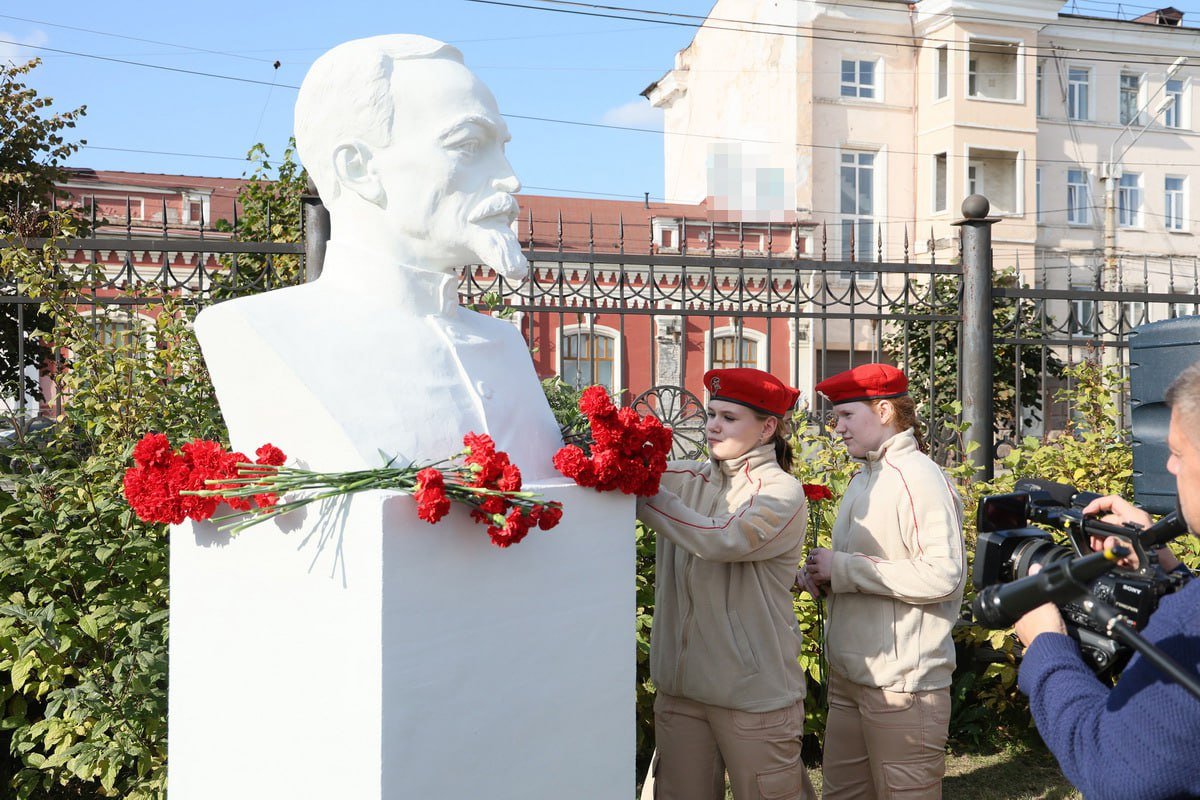Памятник Дзержинскому установили в Нижнем Тагиле.

На церемонии также присутствовал внучатый племянник чекиста Владимир Дзержинский. Он выразил благодарность за сохранение памяти о его предке.