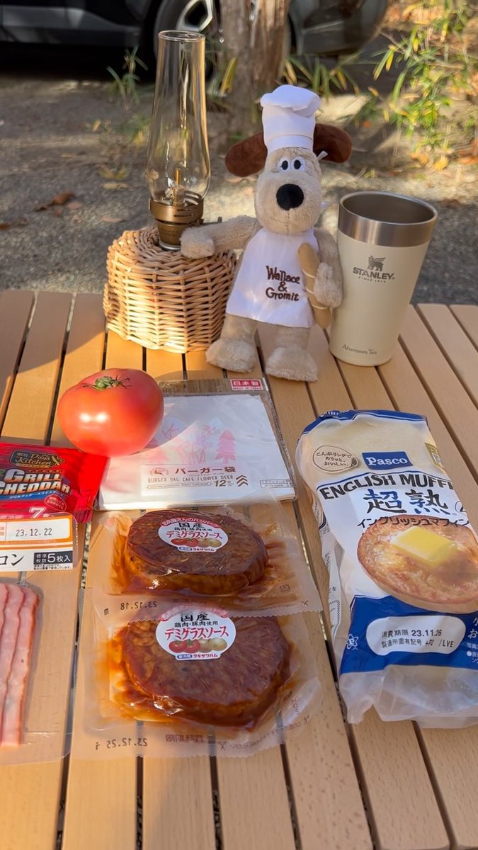 Yvreji8045's tweet image. 户外ミニテーブルで、日差しと美味しい食事を満喫 🌿
新鮮なトマト、ハンバーグ、パンケーキ、ベーコン、どこでも手軽に楽しめる美味しさ ☕
さらに、かわいい小さなシェフも一緒で、気分も明るくなります🧑‍🍳