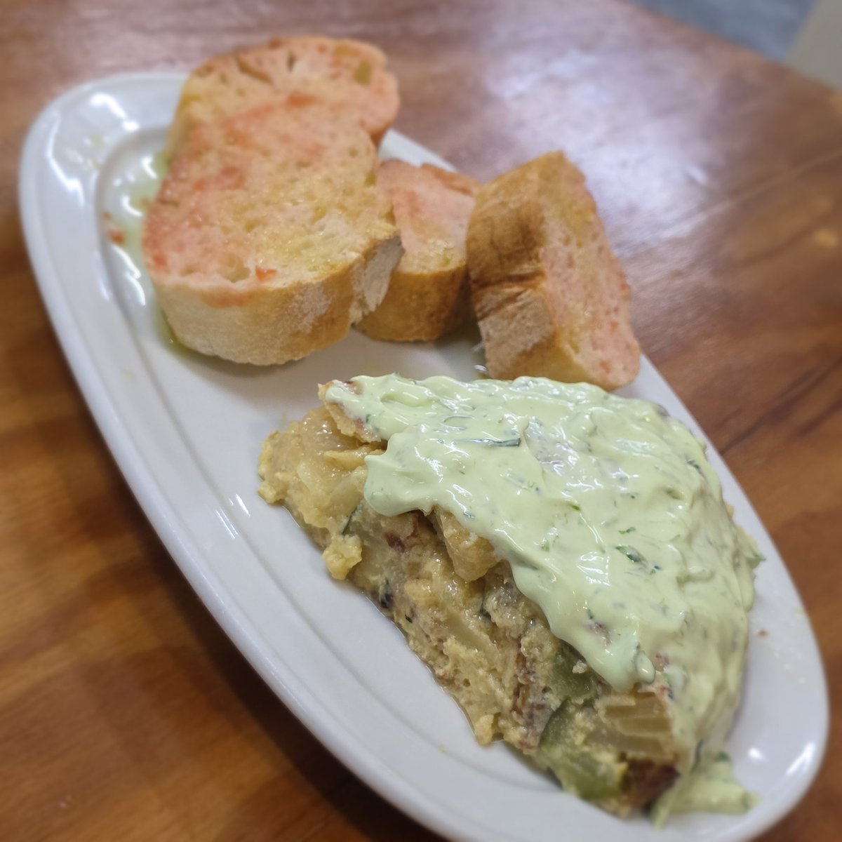 Bon dia per avui truita de patata, carbassó i ceba, amb una crema de formatge d'herbes fresques. Salut <a href="/DO_sants/">D.O. Sants</a> #entrepadeldia