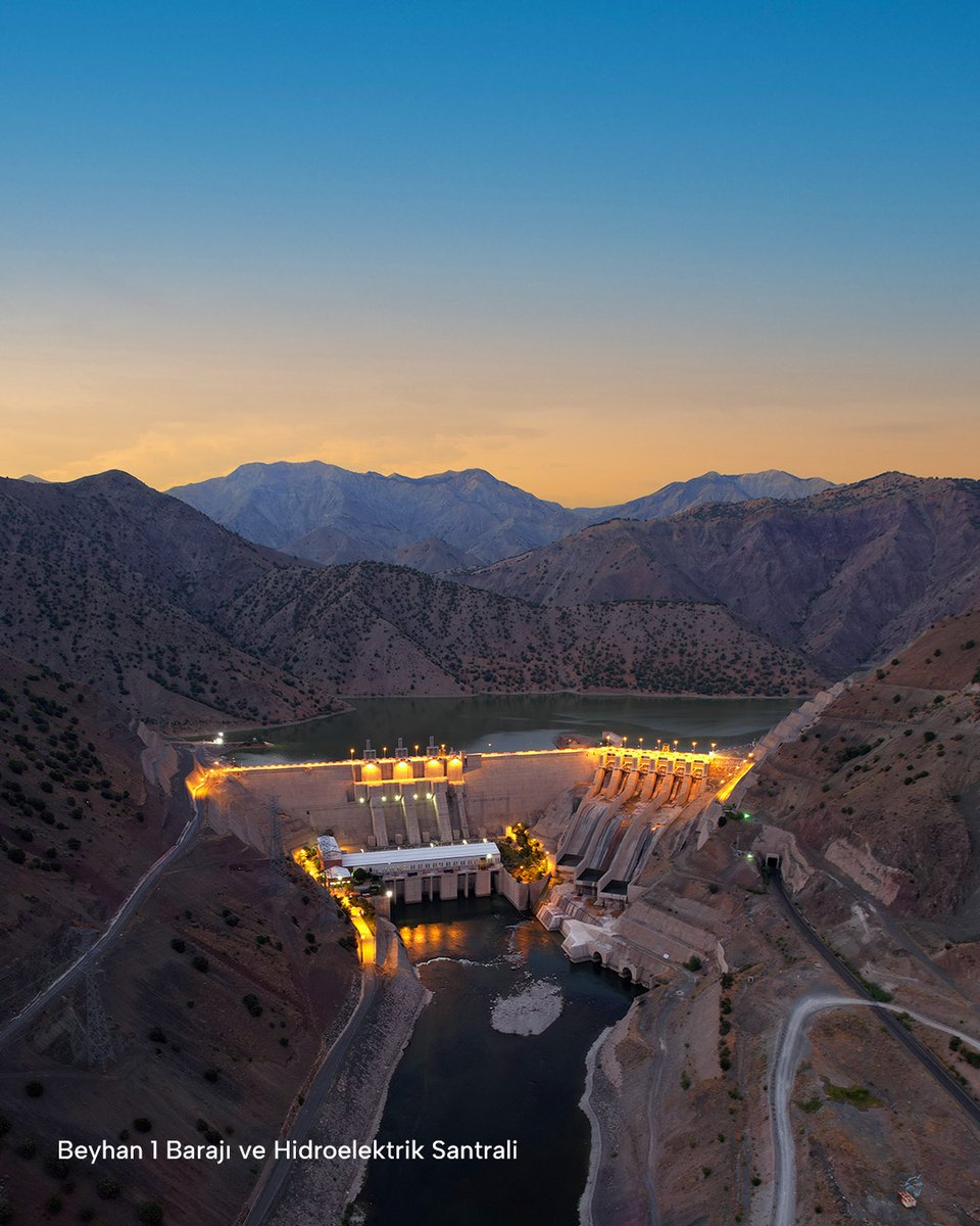Enerji santrallerimizde sadece elektrik üretmiyoruz; aynı zamanda bölge ekonomisini, yerel istihdamı, sosyokültürel refahı destekliyoruz. Çünkü bizim için enerji, aydınlık bir geleceğe yapılan en değerli yatırımdır.  #CengizEnerji #YenilenebilirEnerji #RES #GES #HES