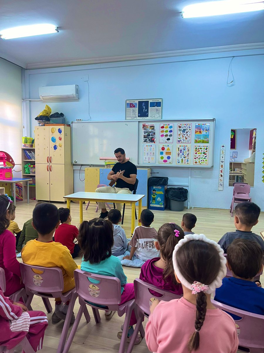 Arkadaşlarla şarkı söylüyoruz gelmek isteyen gelsin