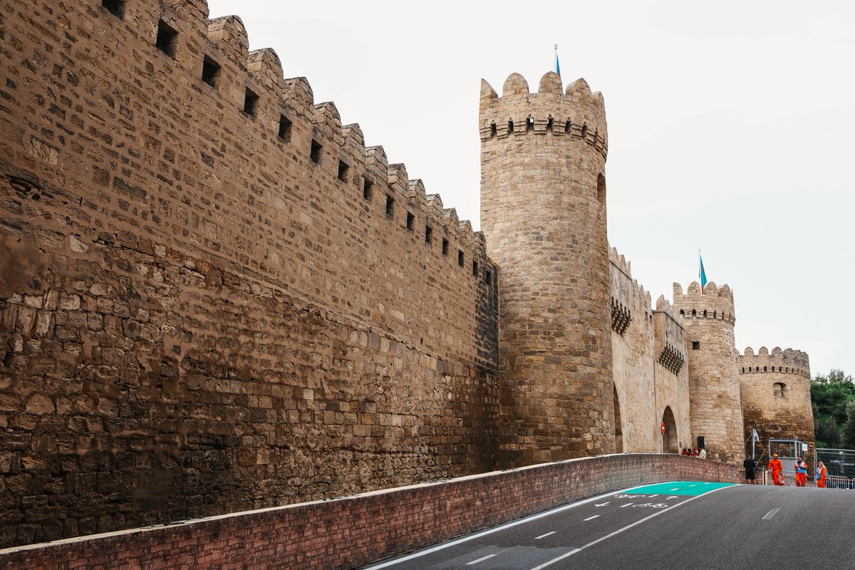 Good morning, Papaya Army 🧡

Who's ready to see some track action? 🙋‍♂️

#McLaren | #AzerbaijanGP 🇦🇿