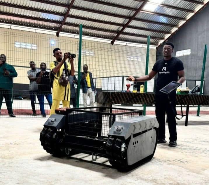 OzorNdiOzor's tweet image. Two Nigerian Brothers, Maxwell Maduka and Nathan Nwachukwu, design, manufacture and sell drones. Their Company TerraHaptix, is Africa&apos;s largest drone manufacturing facility and is located in Abuja, Nigeria.
