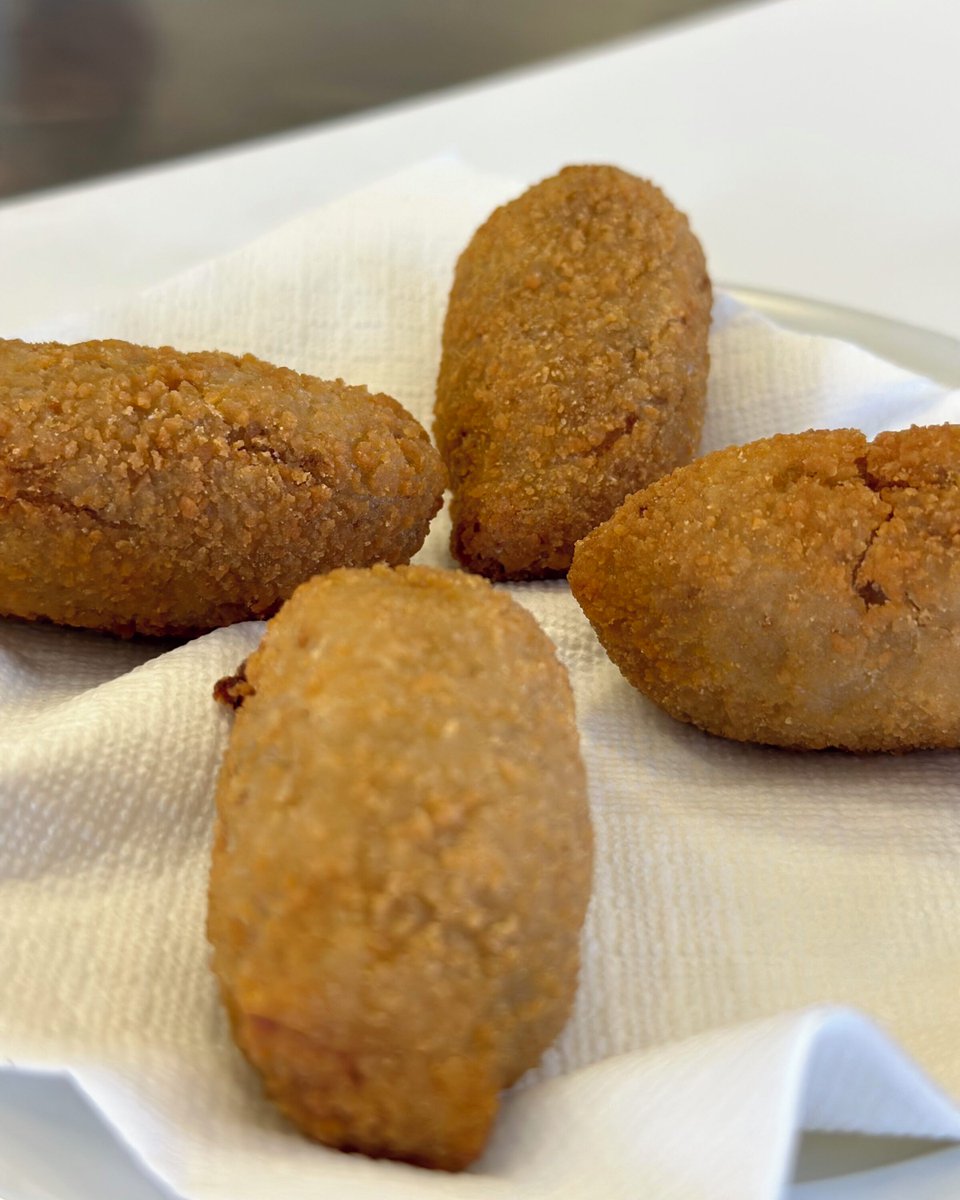 🎉Avui celebrem el Dia Mundial de l'Aperitiu!

Hi ha millor pla a fer que un volt pel Mercat Encants Barcelona i acabar gaudint d'un bon aperitiu? Als bars del mercat t'esperen tapes🧆, vermuts🥃 i l'ambient més autèntic.

@mercatsbcn