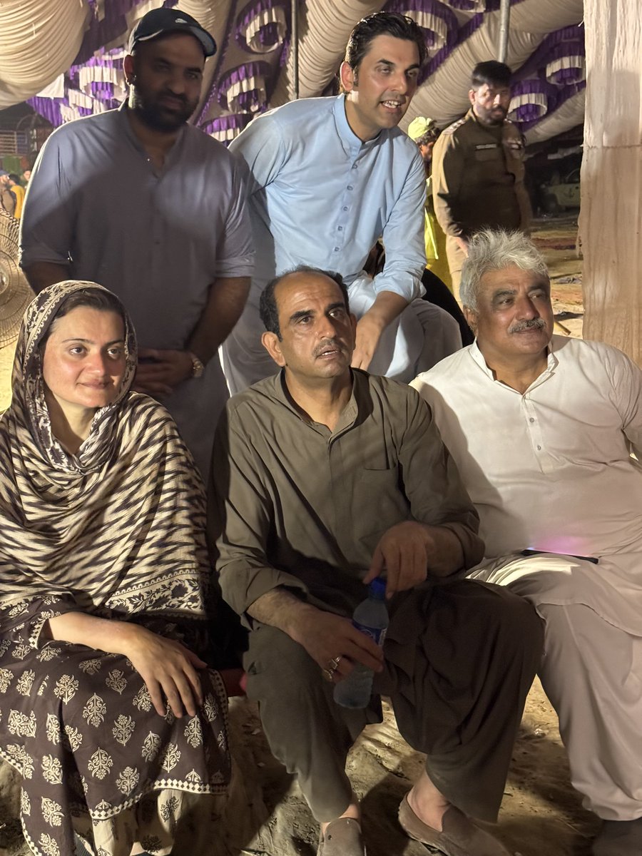 وزیراعلی پنجاب مریم نوازشریف کی ٹیم

کئی روز سے دن رات سیلاب متاثرین کی خدمت میں مصروف ہیں یہ پاکستان کی سیاسی تاریخ میں کبھی ایسا نہیں ہوا کہ وزراء خود ریسکیو و ریلیف آپریشن میں مگن ہو